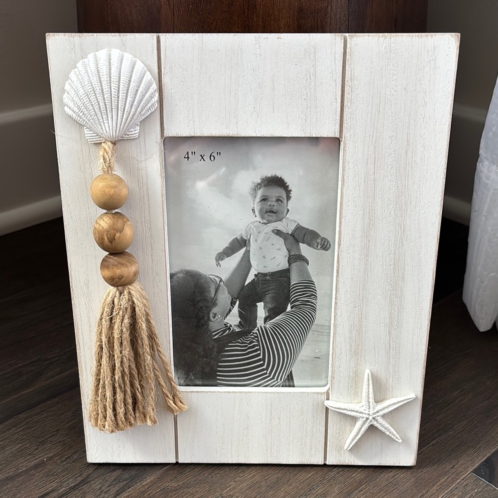 Young’s Inc, White Wash wood easel picture frame,seashell,star fish,beads,tassel
